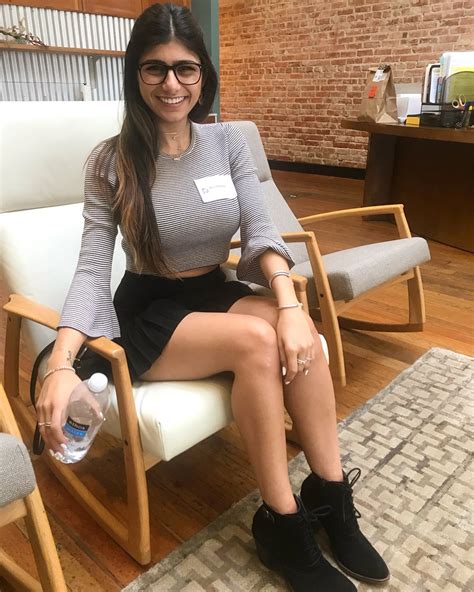 mia khalifa fotos sensuais|Mia Khalifa posa de topless em novo álbum de cliques em Los.